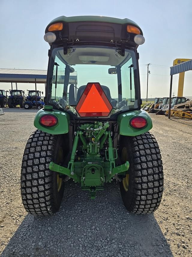 Image of John Deere 3033R equipment image 4