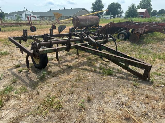 Image of John Deere 100 equipment image 1