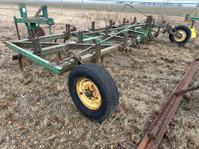 Image of John Deere 100 equipment image 1