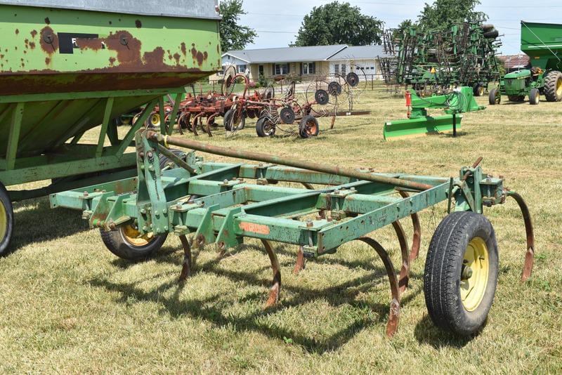 Image of John Deere 100 Primary image