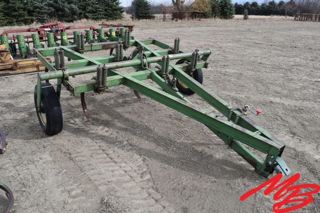 Image of John Deere 100 equipment image 1