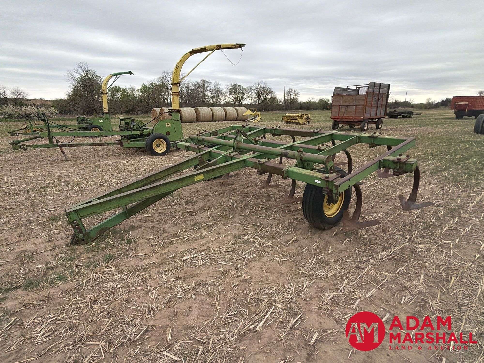 John Deere 100 Equipment Image0