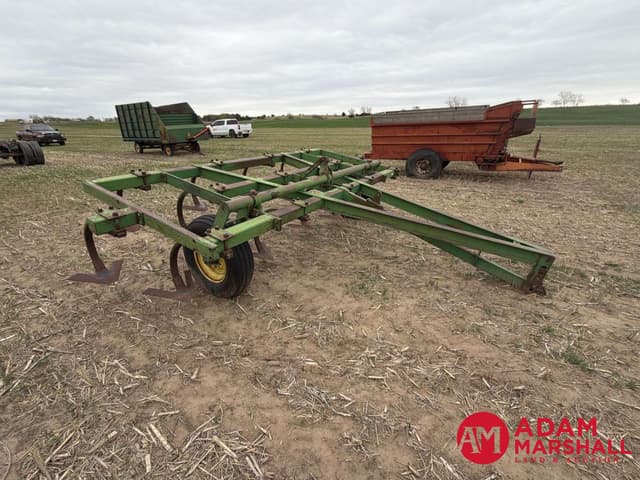 Image of John Deere 100 equipment image 1