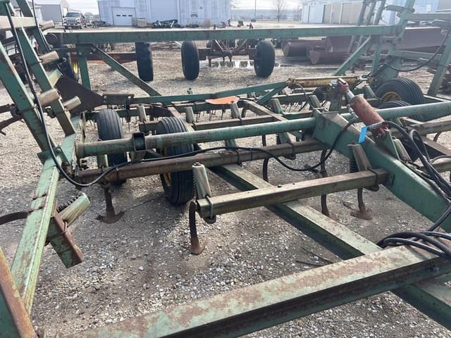 Image of John Deere 100 equipment image 2