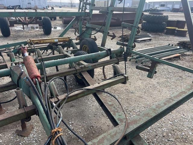 Image of John Deere 100 equipment image 3