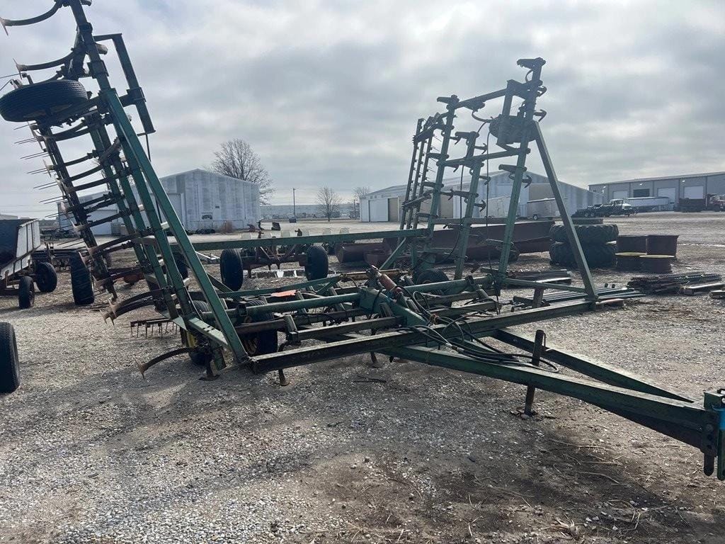 John Deere 100 Equipment Image0