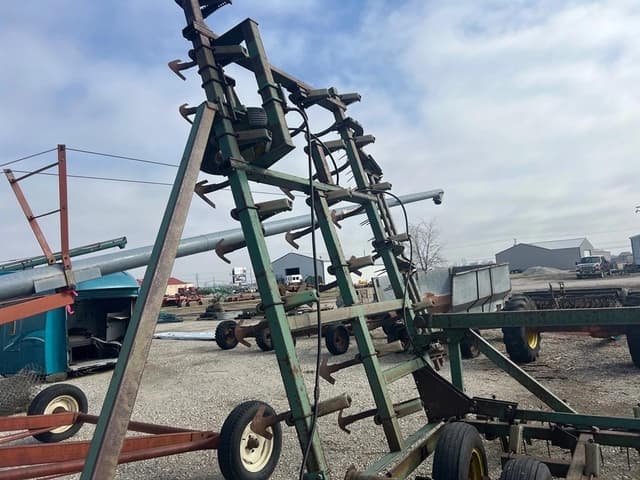 Image of John Deere 100 equipment image 4