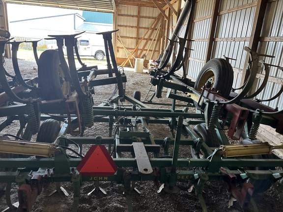 Image of John Deere 1000 equipment image 3