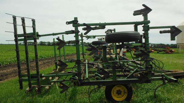 Image of John Deere 1000 equipment image 3