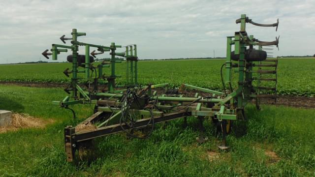 Image of John Deere 1000 equipment image 1