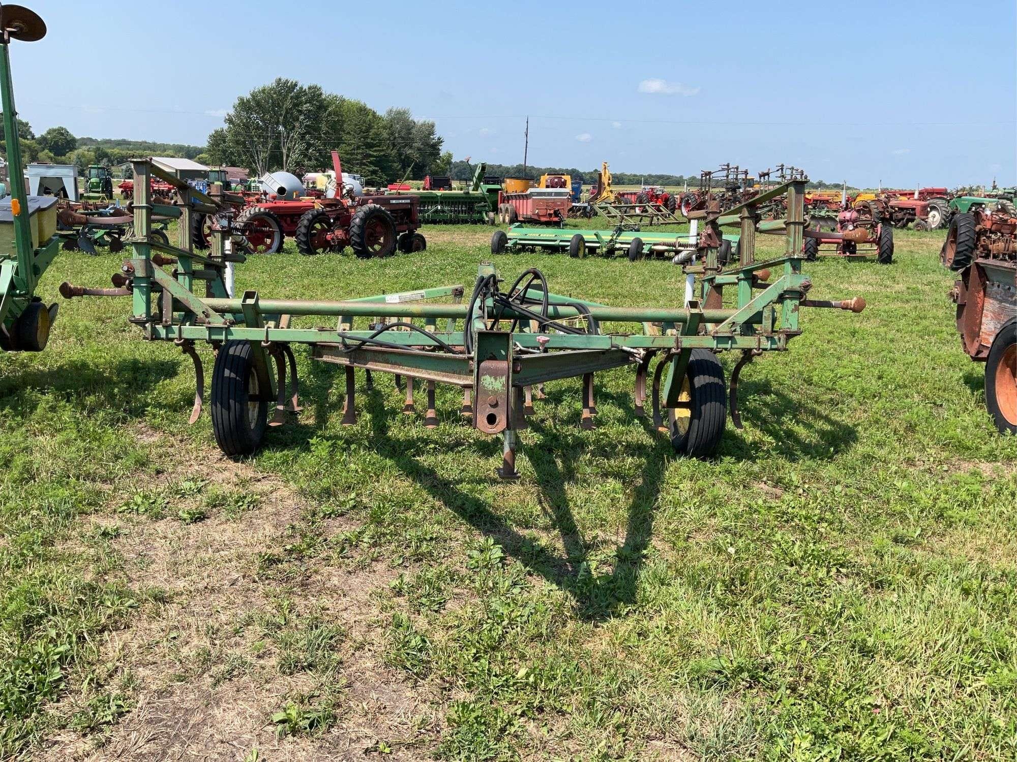 John Deere 1000 Equipment Image0