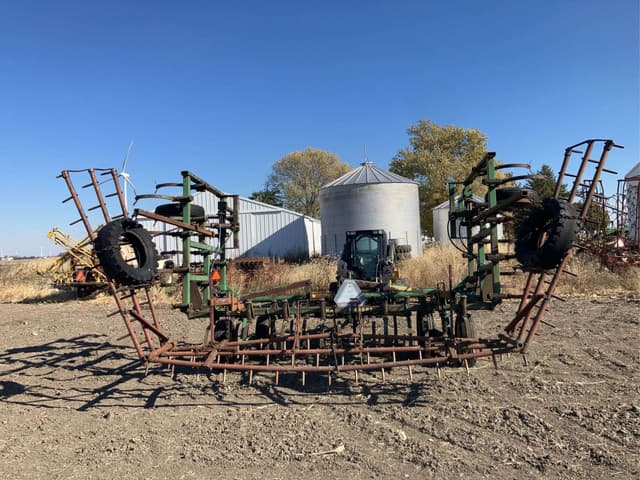 Image of John Deere 1000 equipment image 1