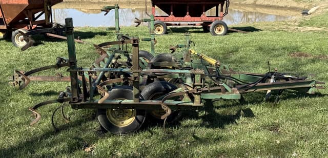 Image of John Deere 1000 equipment image 3