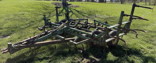 Image of John Deere 1000 equipment image 1