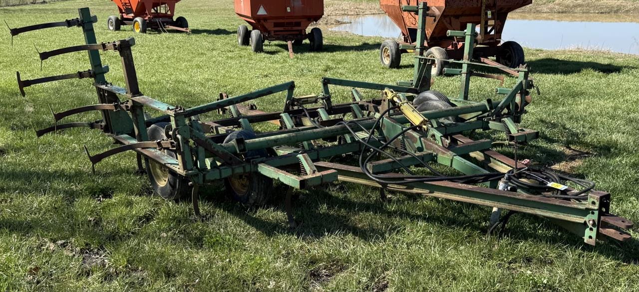 John Deere 1000 Equipment Image0