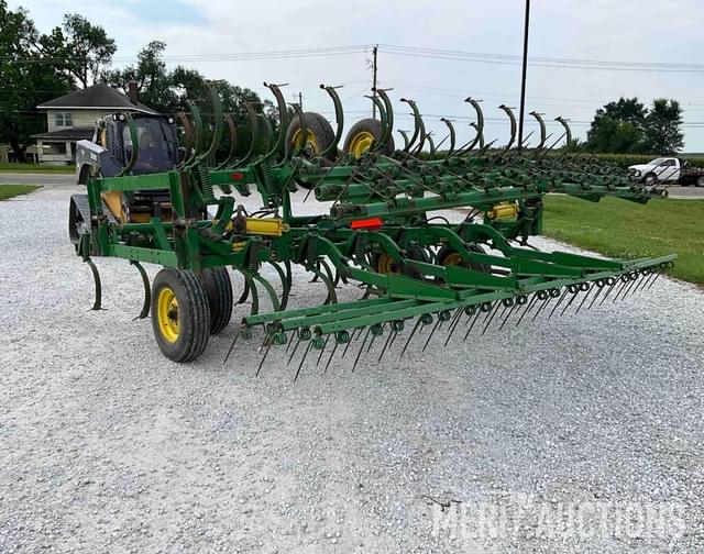 Image of John Deere 1010 equipment image 2
