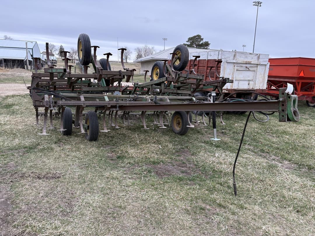 Image of John Deere 1010 Image 1