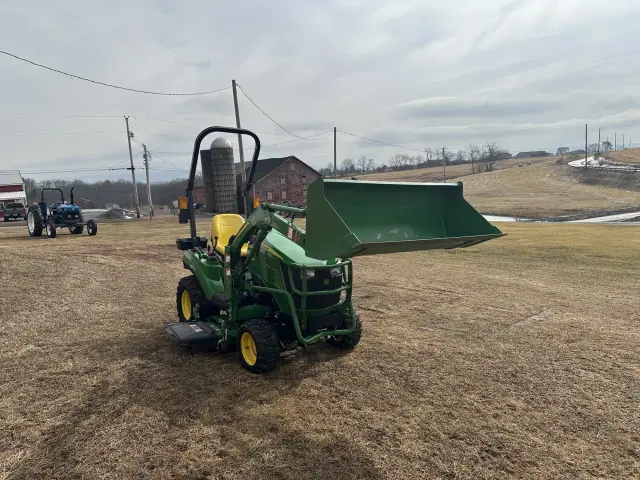Image of John Deere 1023E equipment image 3