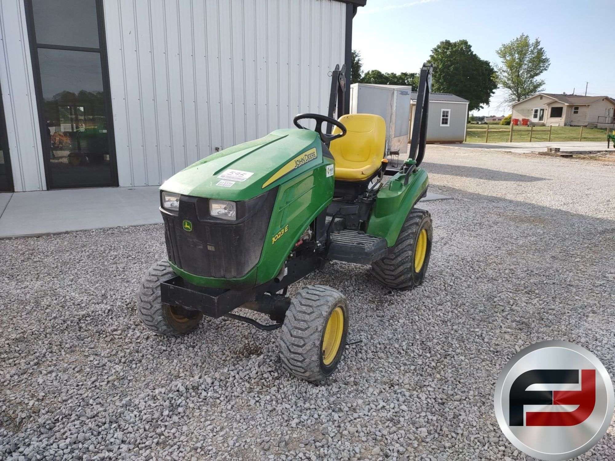 John Deere 1023E Equipment Image0