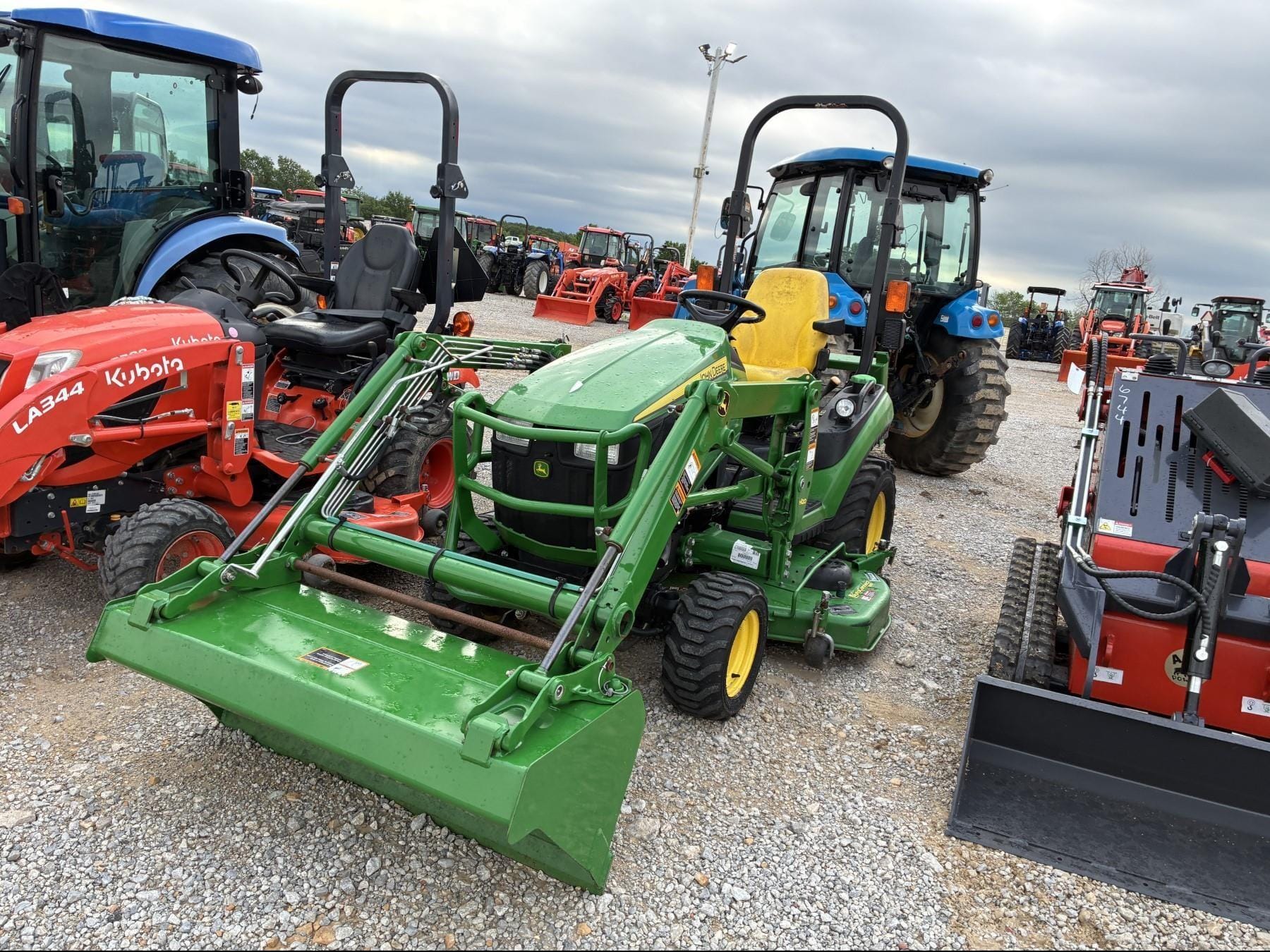 John Deere 1025R Equipment Image0