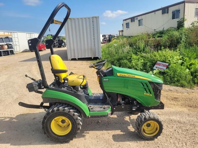 Image of John Deere 1025R equipment image 3