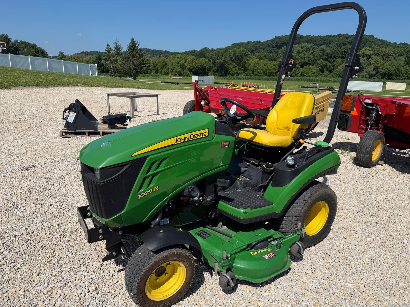 2016 John Deere 1025R Equipment Image0