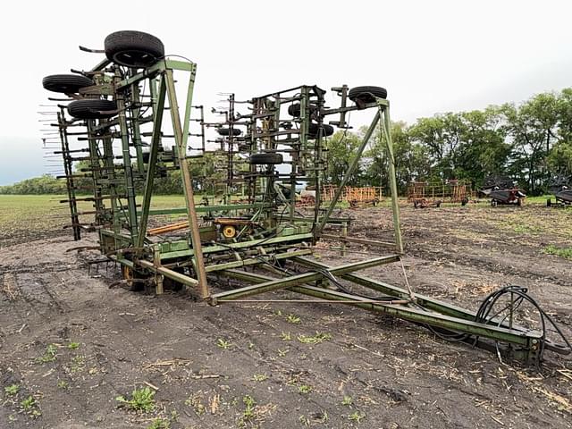 Image of John Deere 1050 equipment image 1