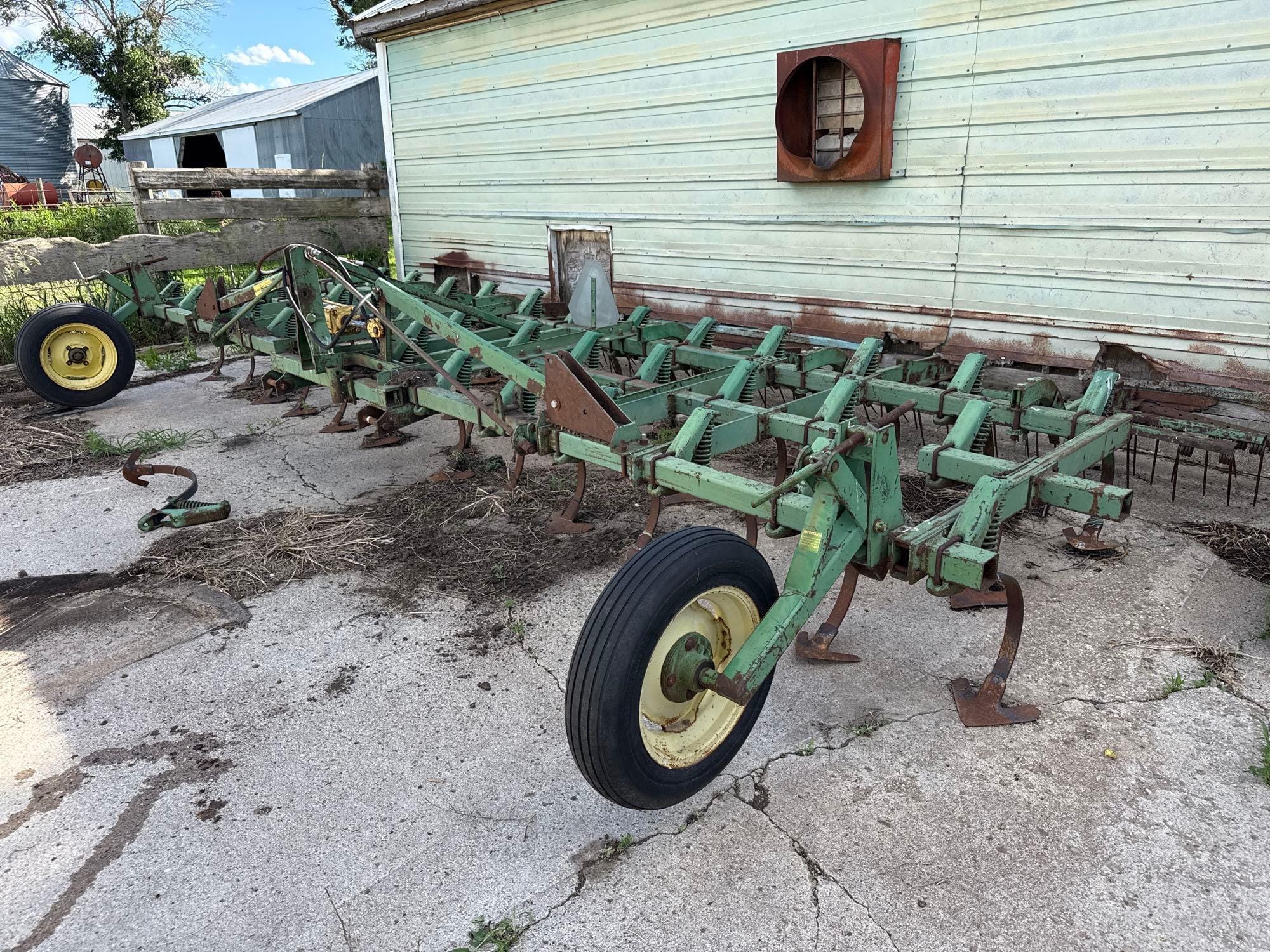 John Deere 1100 Equipment Image0