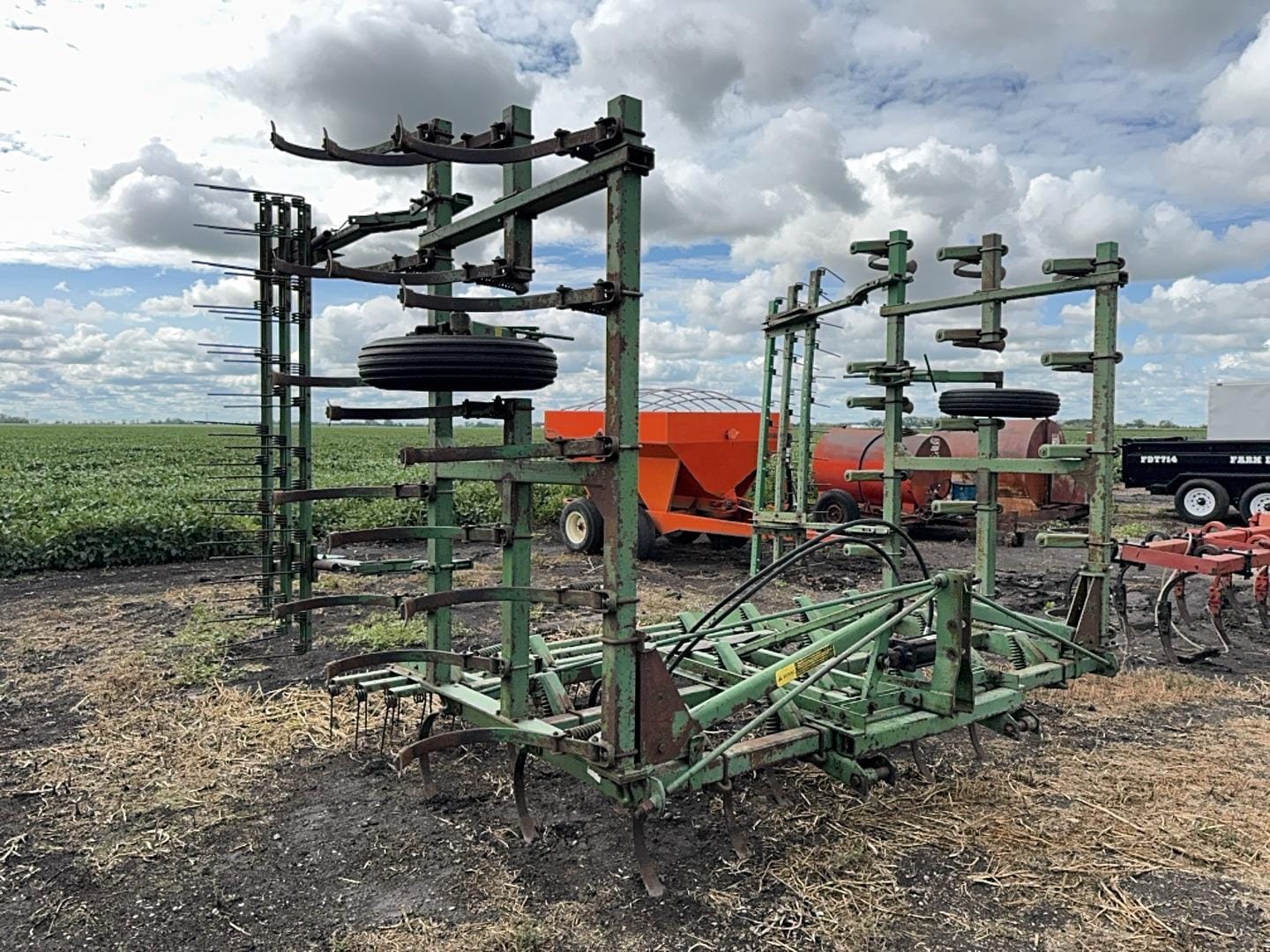 John Deere 1100 Equipment Image0