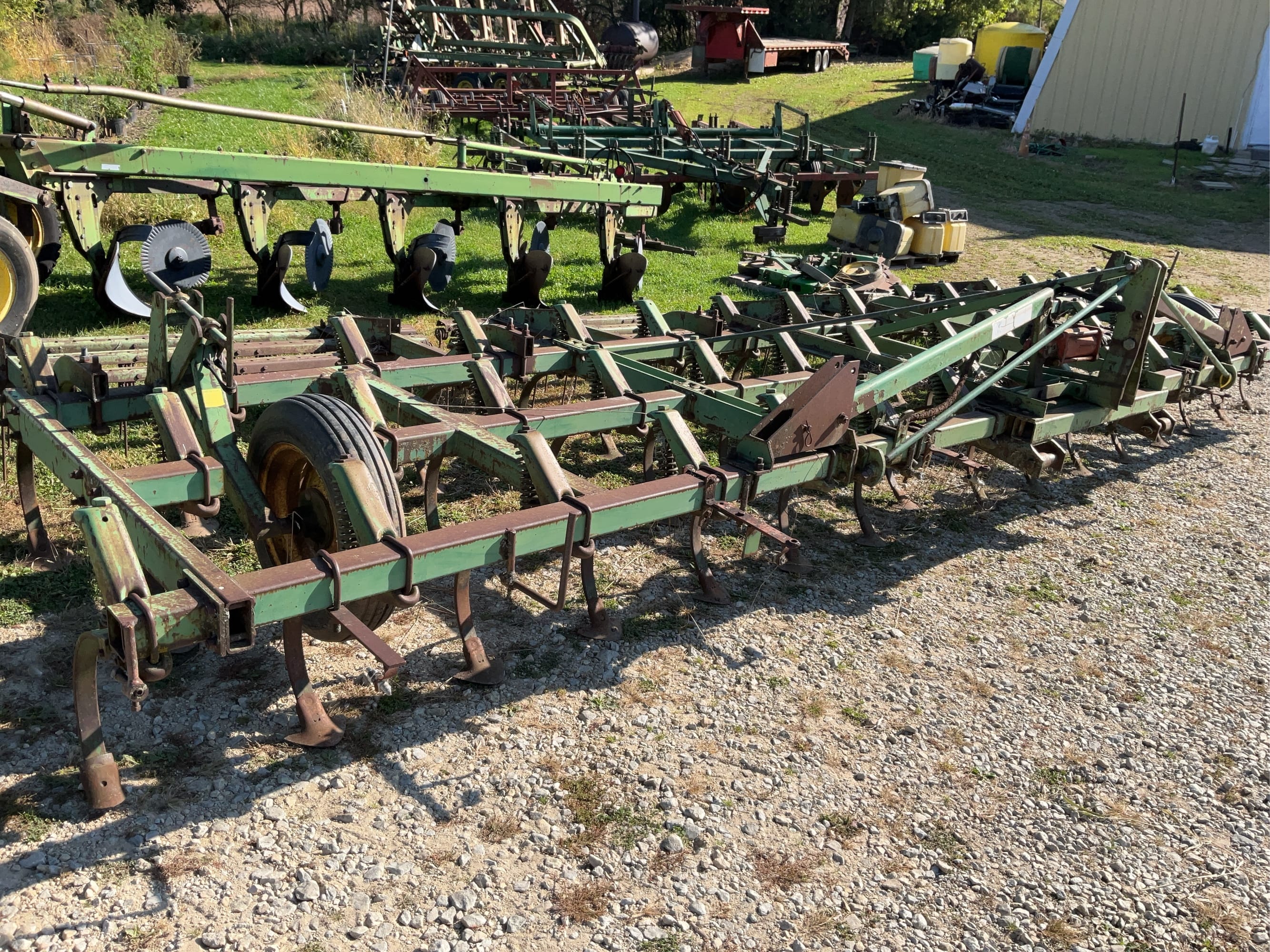 John Deere 1100 Equipment Image0