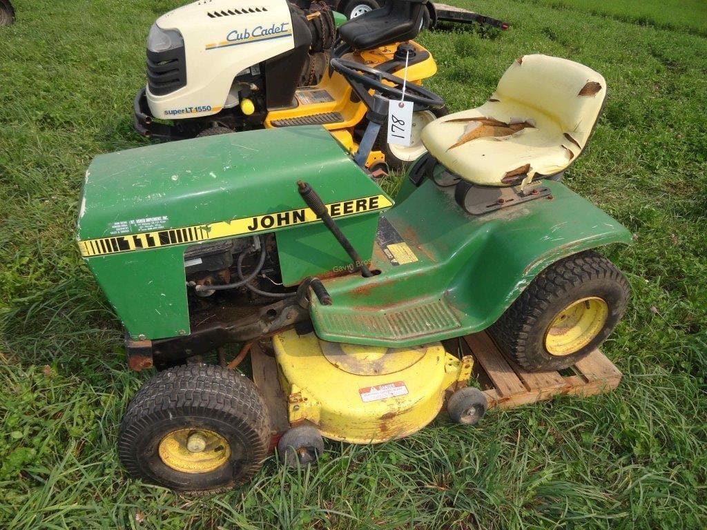 John Deere 111 Equipment Image0