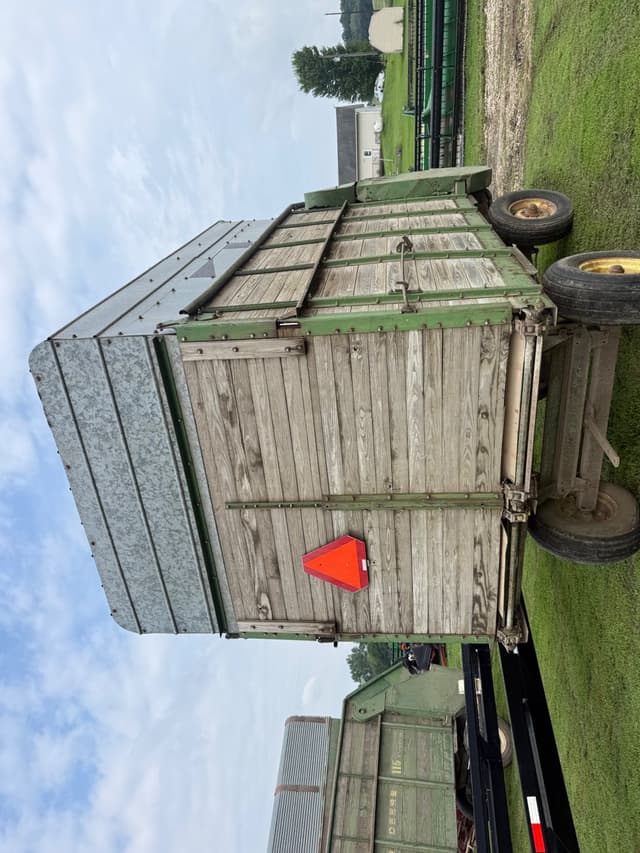 Image of John Deere 112 equipment image 4