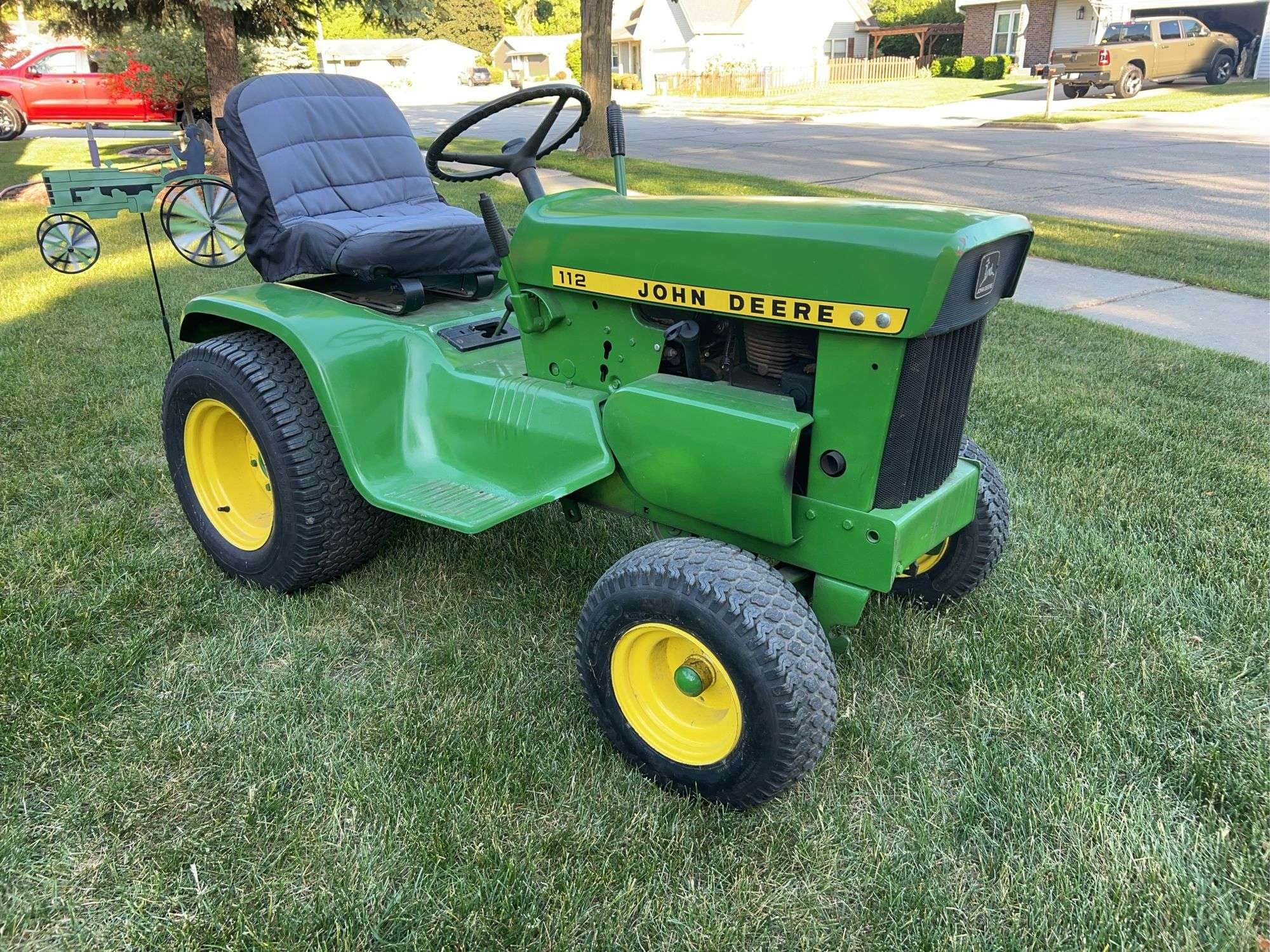John Deere 112 Equipment Image0