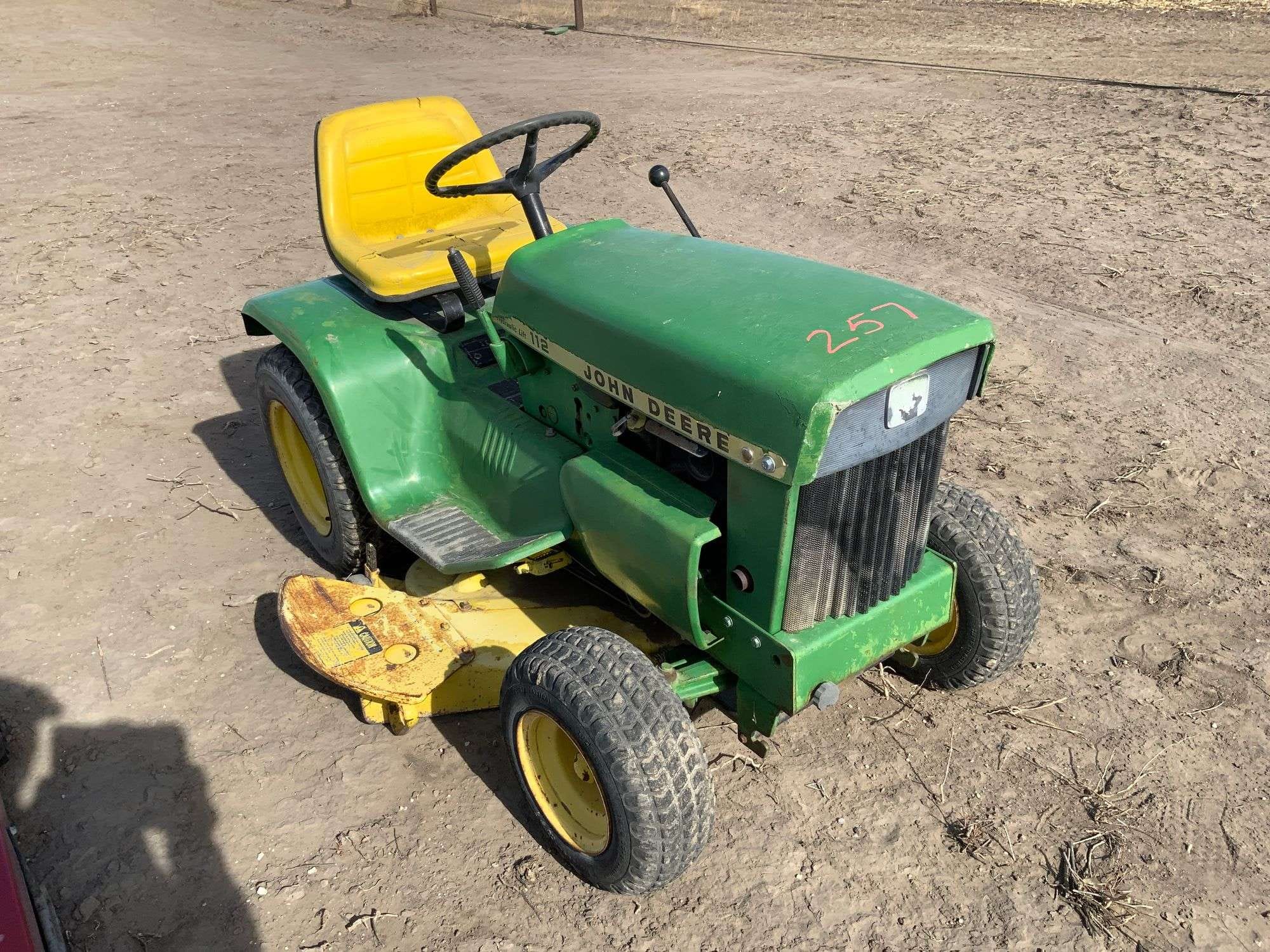 John Deere 112 Equipment Image0