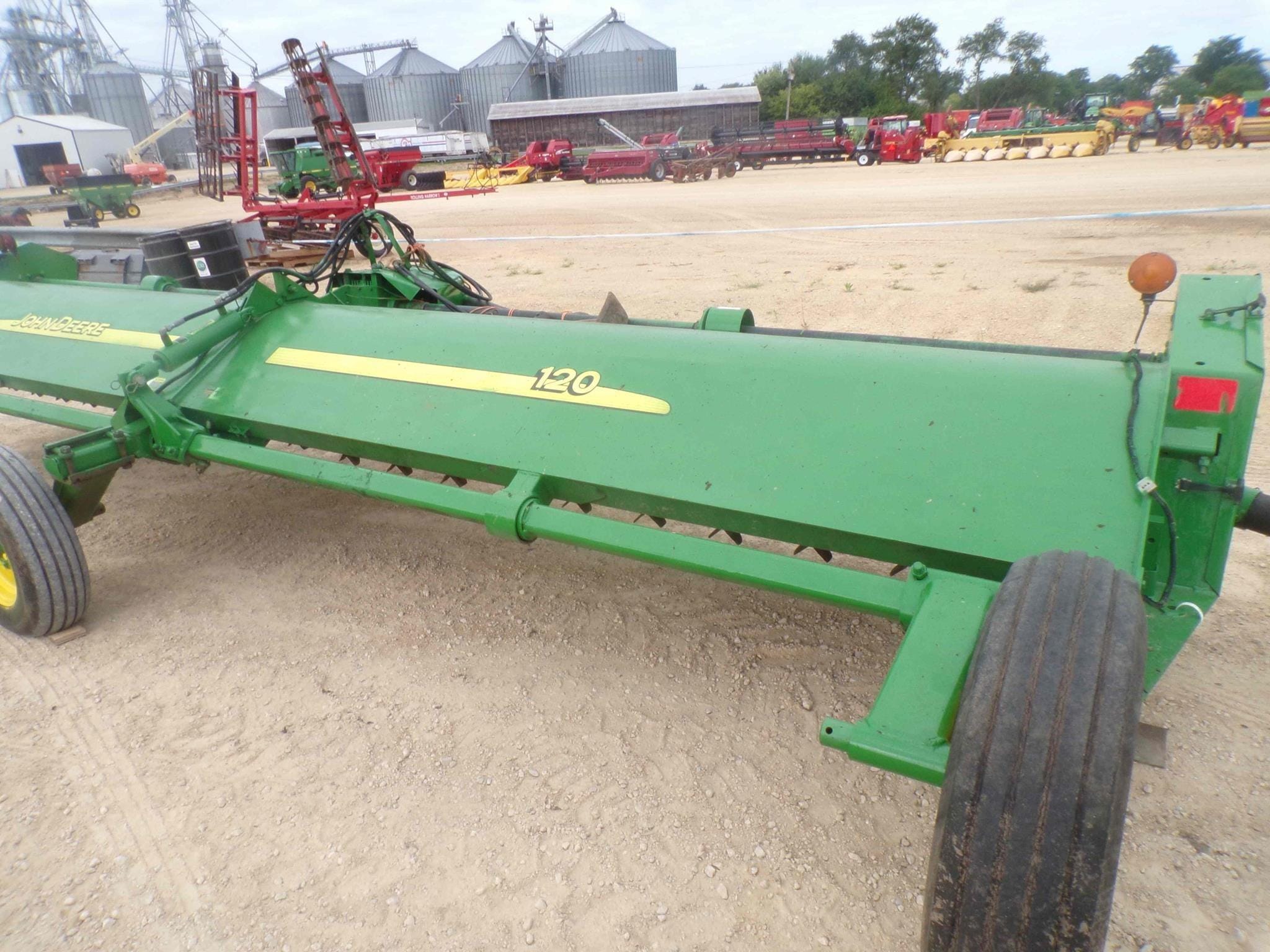 John Deere 120 Equipment Image0