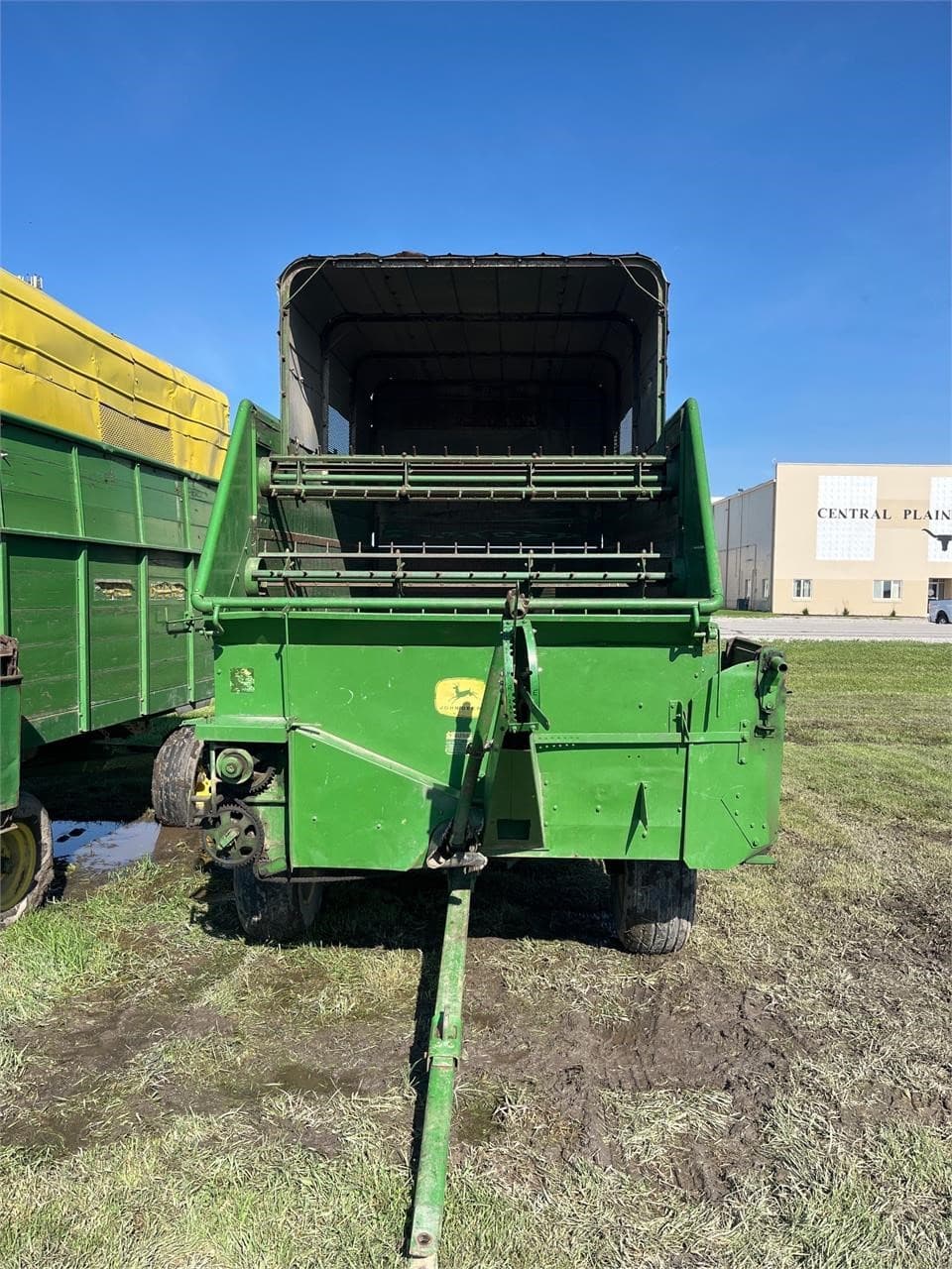 Image of John Deere 122 Image 1