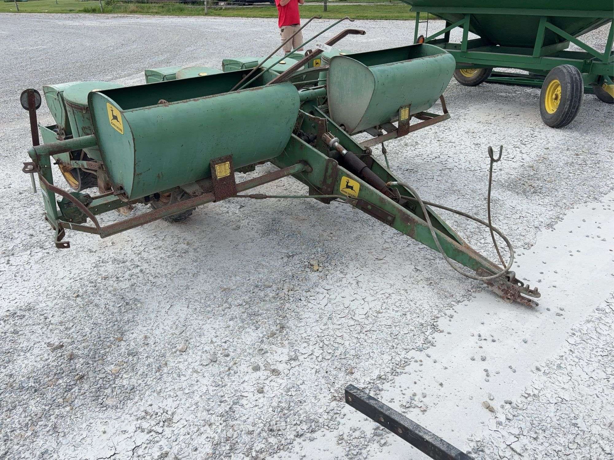 John Deere 1240 Equipment Image0