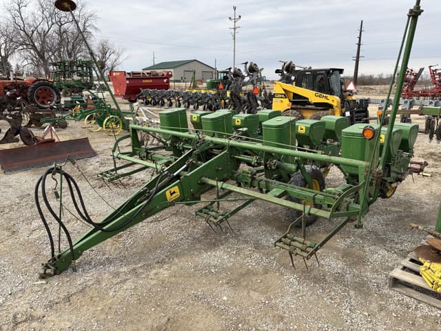 Image of John Deere 1240 equipment image 1