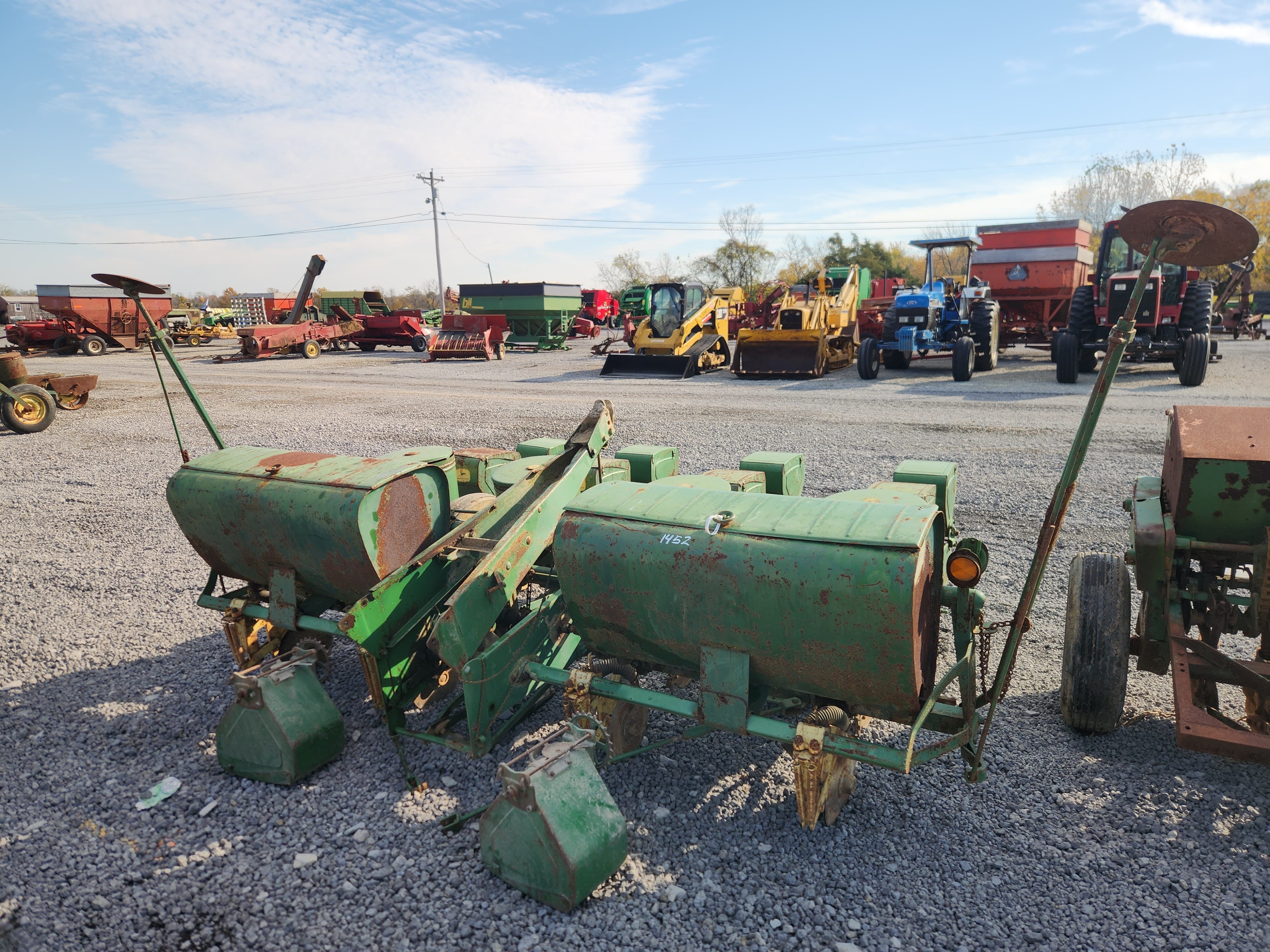 John Deere 1240 Equipment Image0