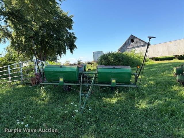 Image of John Deere 1240 equipment image 1