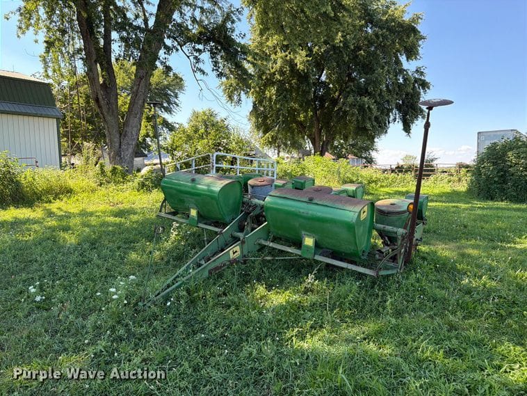 John Deere 1240 Equipment Image0