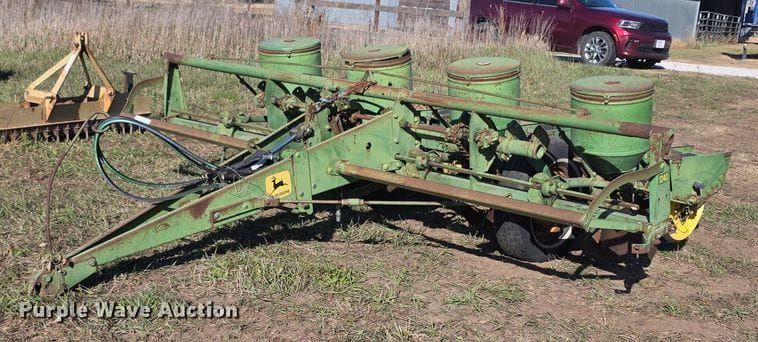 John Deere 1240 Equipment Image0