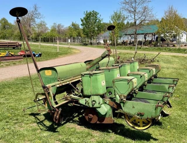 Image of John Deere 1240 equipment image 1