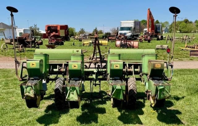 Image of John Deere 1240 equipment image 2