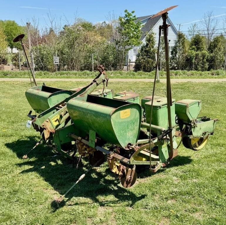 John Deere 1240 Equipment Image0