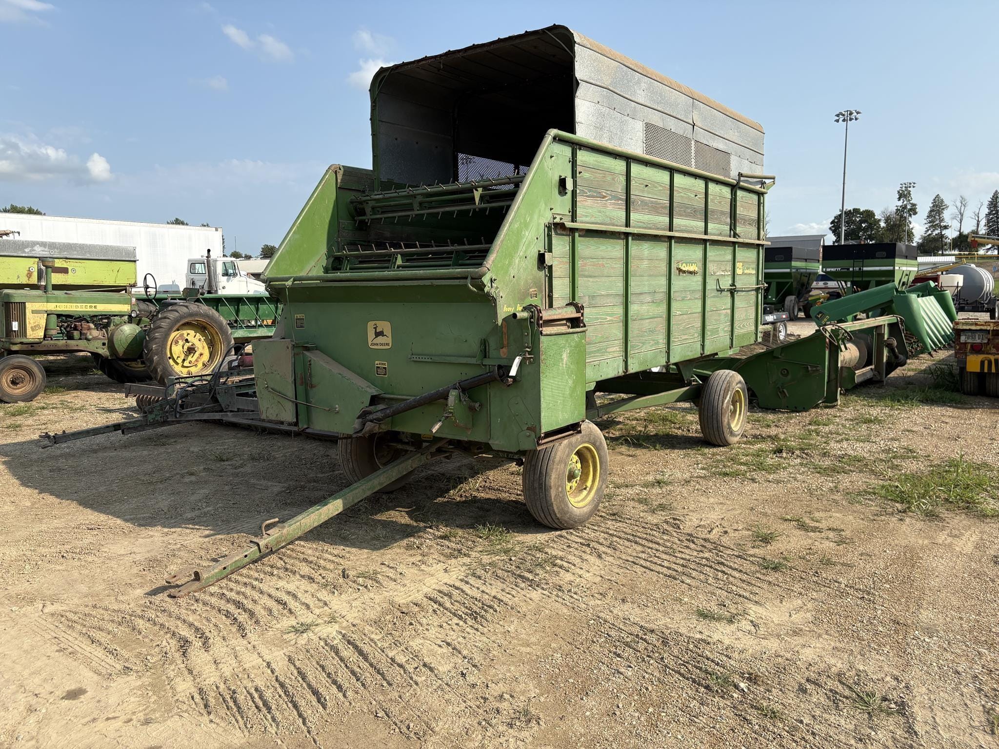 John Deere 125 Equipment Image0