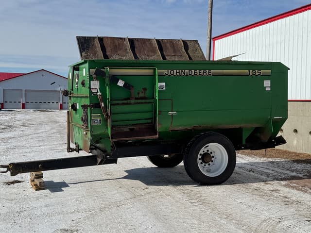 Image of John Deere 135 equipment image 1