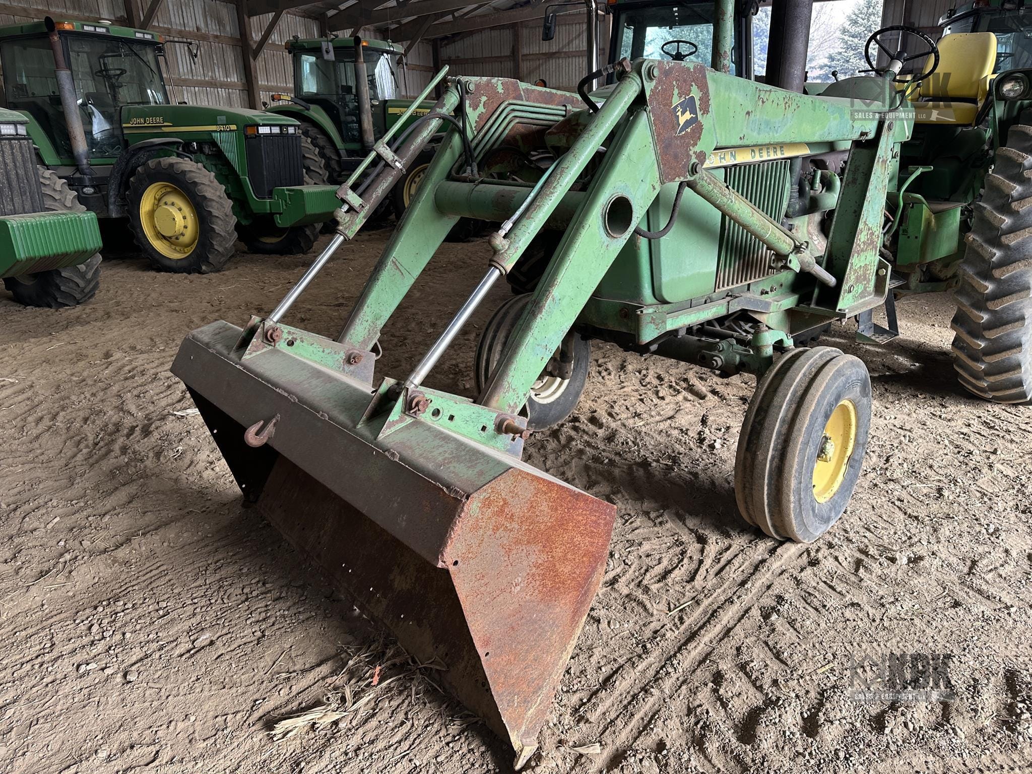 John Deere 146 Equipment Image0