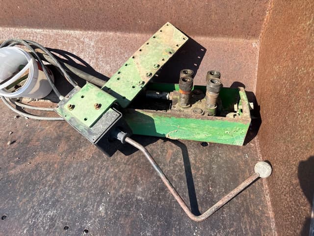 Image of John Deere 146 equipment image 2