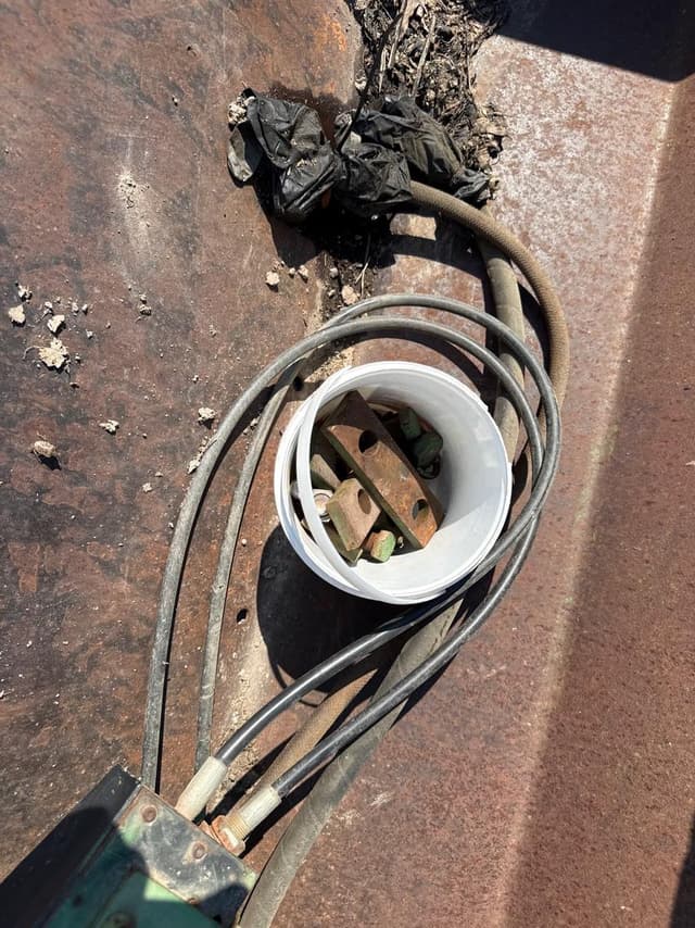 Image of John Deere 146 equipment image 3